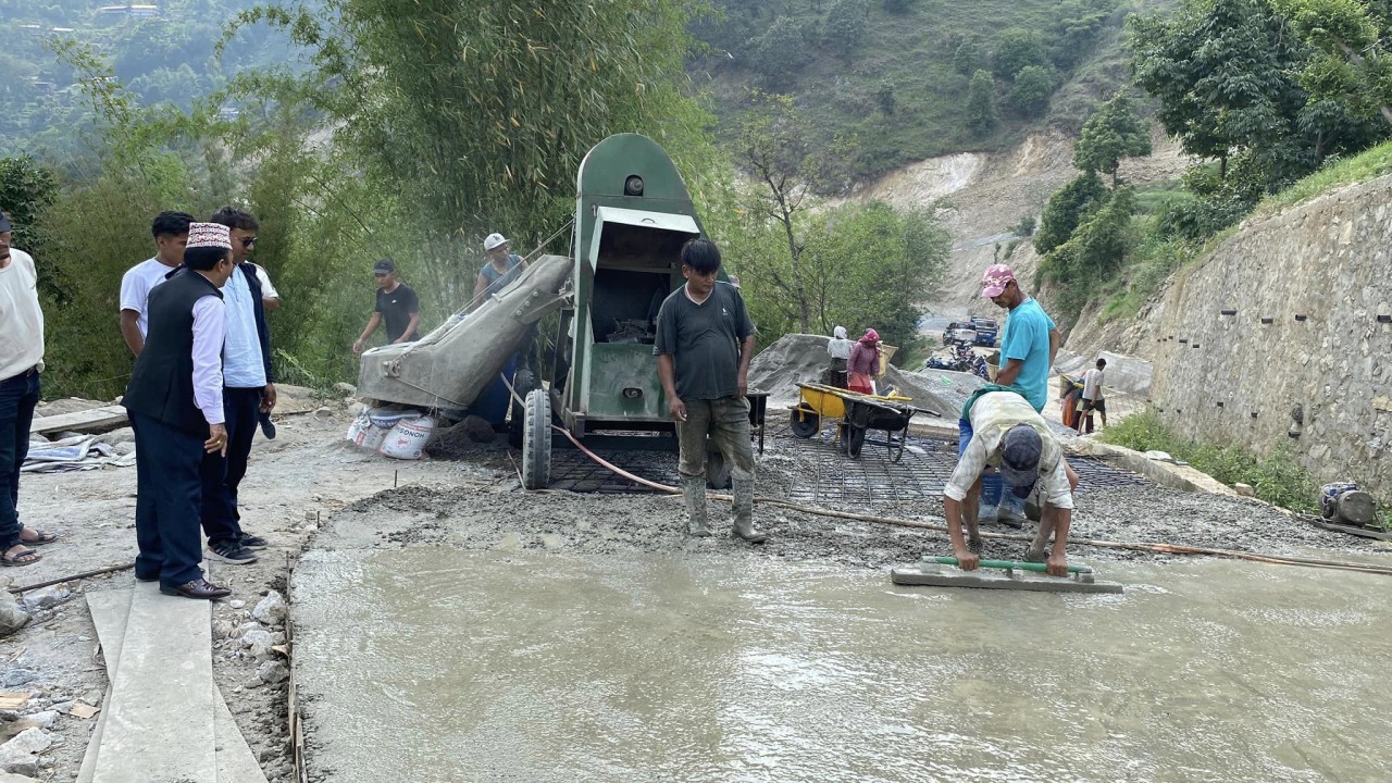 नगरप्रमुख रमेश नापितद्वारा धारापानी पटाप सडक निर्माणकाे अनुगमन (फाेटाे फिचर)