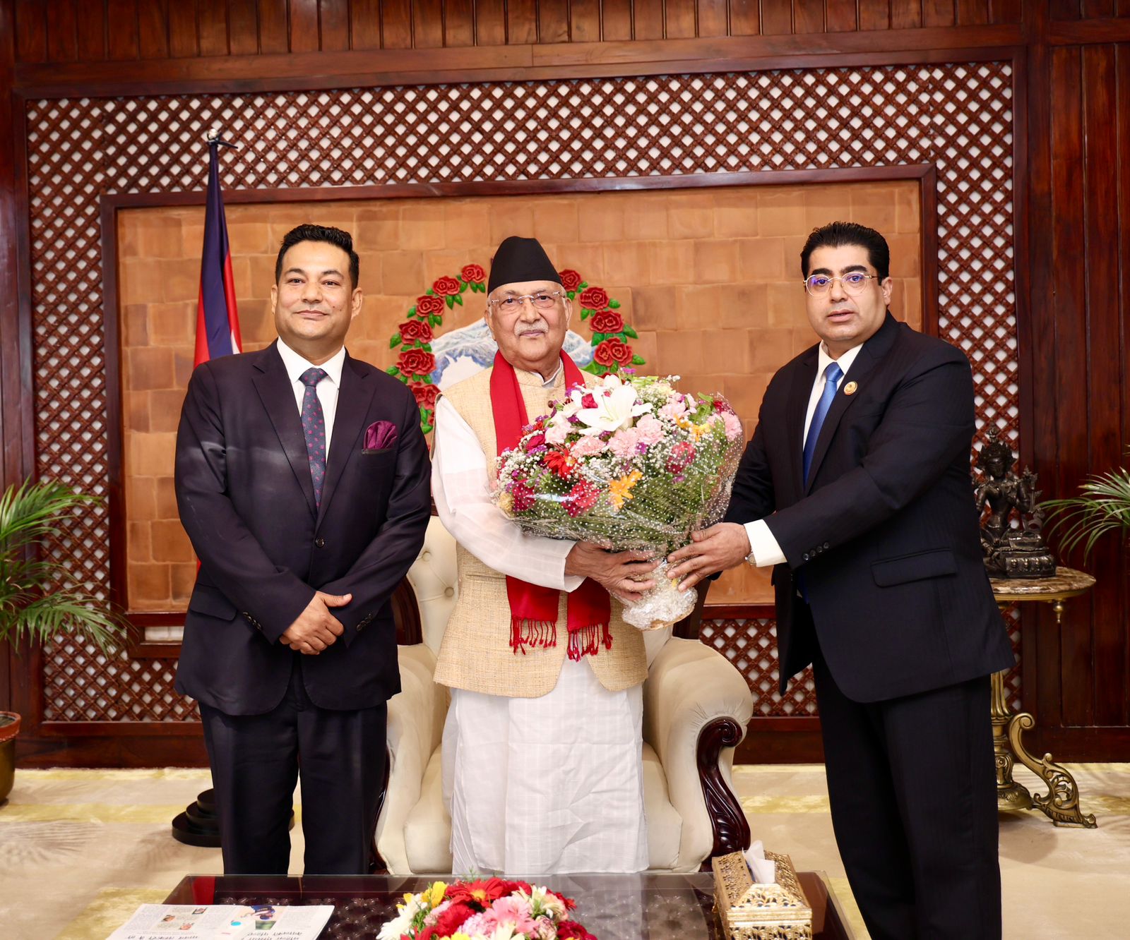 नेपाल परिवार दलद्वारा प्रधानमन्त्री केपी शर्मा ओलीलाइ बधाई ज्ञापन