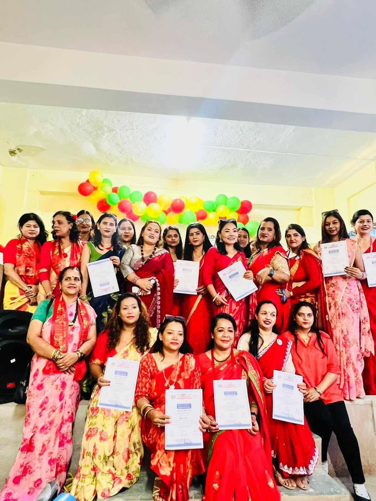 सौन्दर्यशास्त्रका विद्यार्थीहरूलाई प्रमाणपत्र वितरण