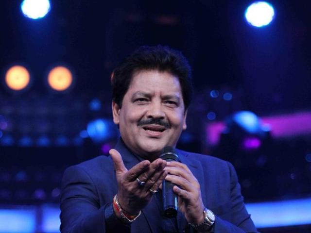 फ्यानलाई चुम्बन गरेपछि विवादमा गायक उदितनारायण झा, स्पष्टीकरण दिए