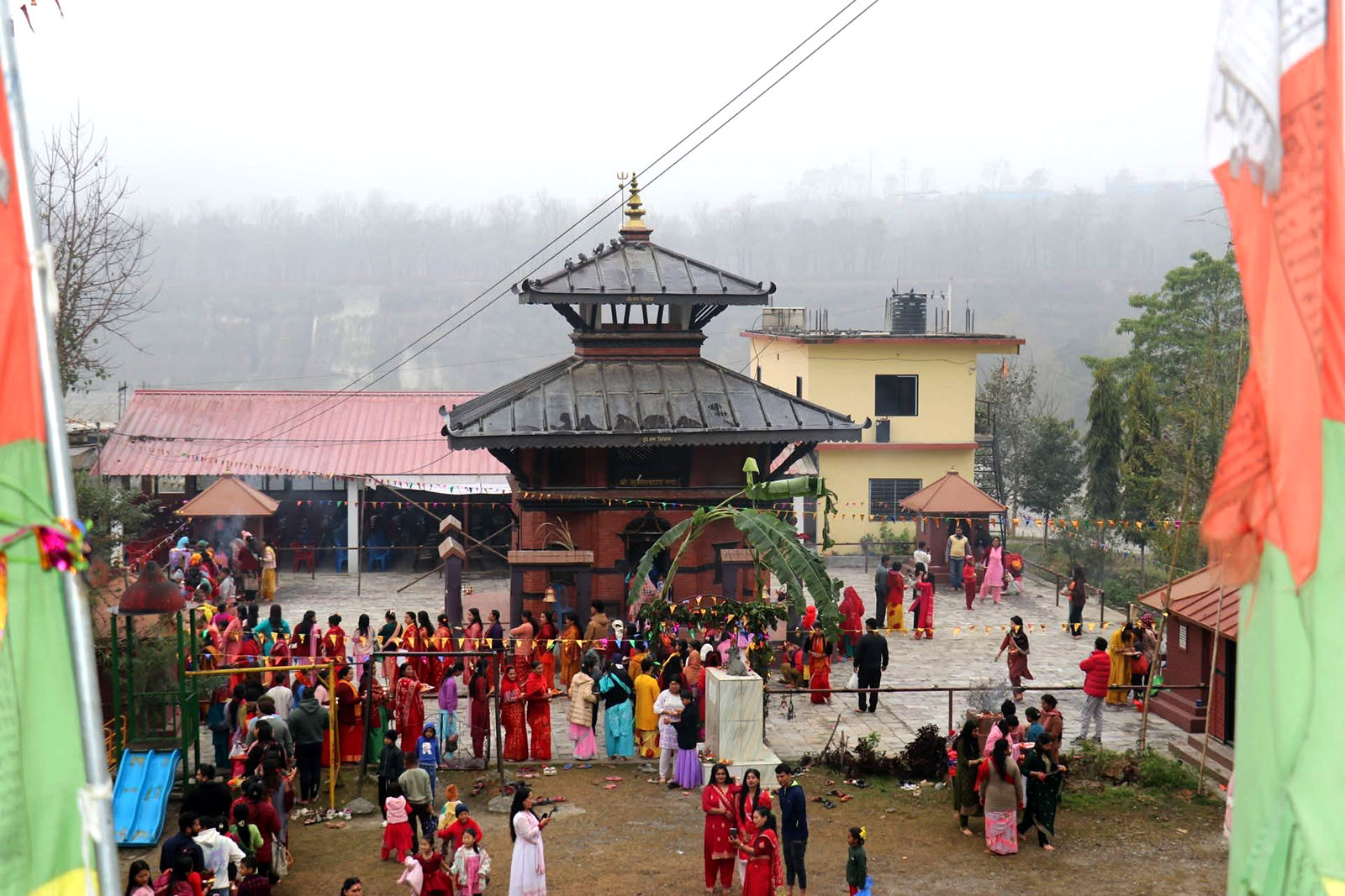 देशभरका शिवालयमा भक्तजनको भीँड