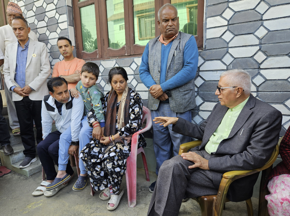 डा. शेखर कोइरालाले भेटे प्रकृति लम्सालको परिवारसँग