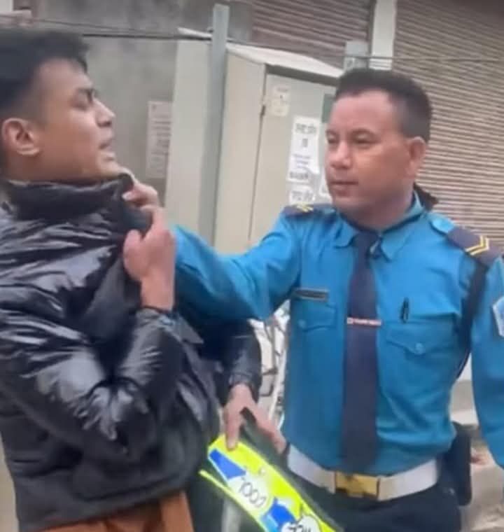 ट्राफिक प्रहरीले एक युवकलाई कुटेको भिडियो सामाजिक संजालमा भाइरल, अनुसन्धान गर्दै प्रहरी