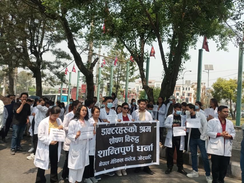निजी मेडिकल कलेजको शोषणबिरुद्ध सडकमा आवासीय चिकित्सक