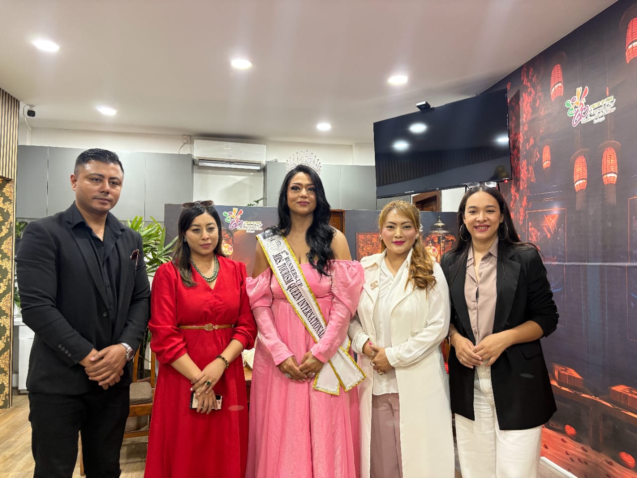 ‘मिसेस टुरिजम क्विन इन्टरनेशनल–२०२५’ मा नेपाललाई ऐतिहासिक सफलता, डा.सुमी मल्लले जितिन् दुई अवार्ड