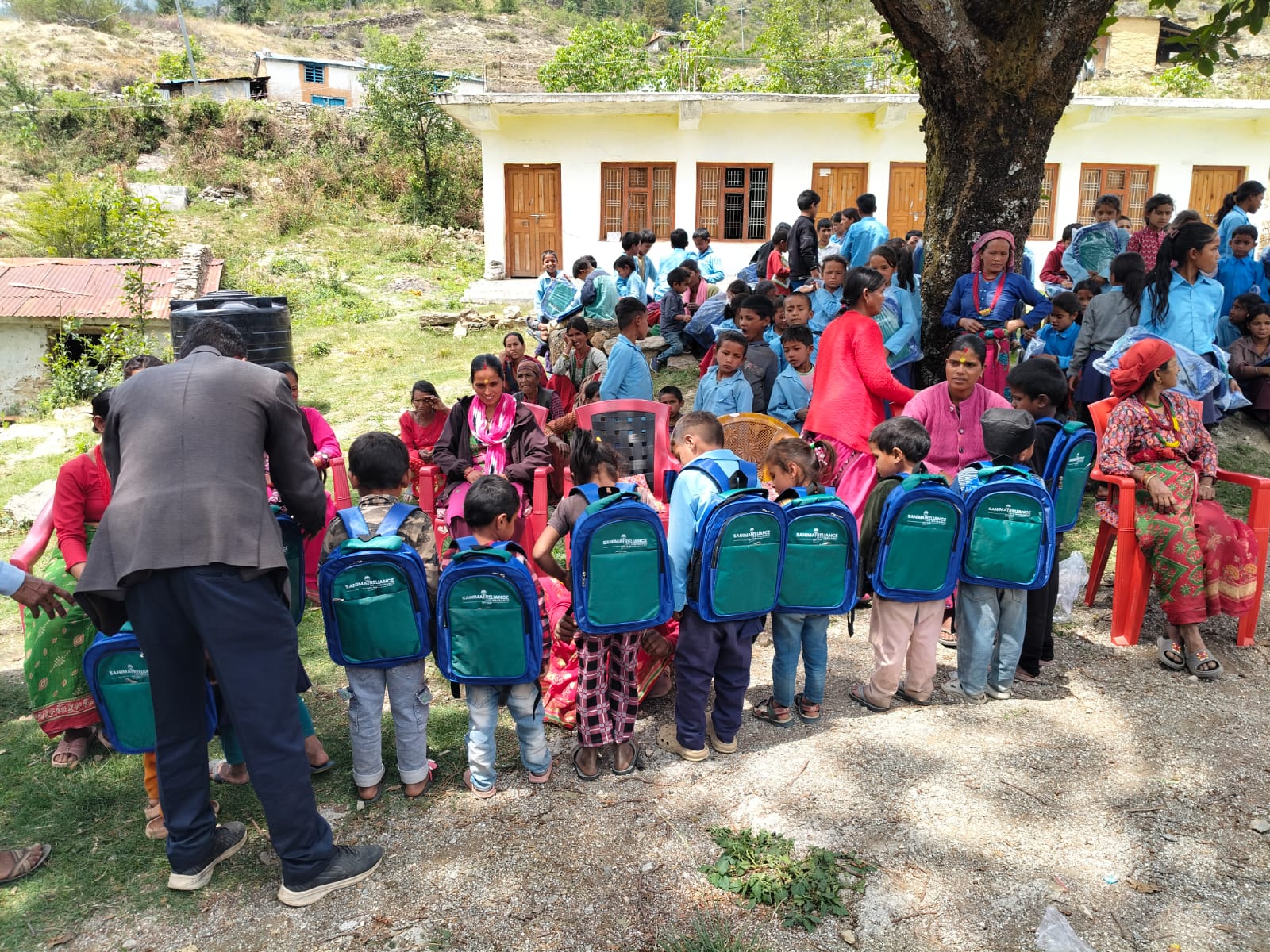 सानिमा रिलायन्सद्वारा बाजुराका विद्यार्थीहरूलाई शैक्षिक सामग्री राख्ने झोला बितरण