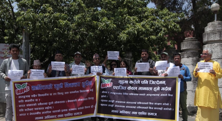 आतंकवादविरुद्ध काठमाडौँ स्थित भारतीय र पाकिस्तानी दूतावास अगाडि प्रदर्शन
