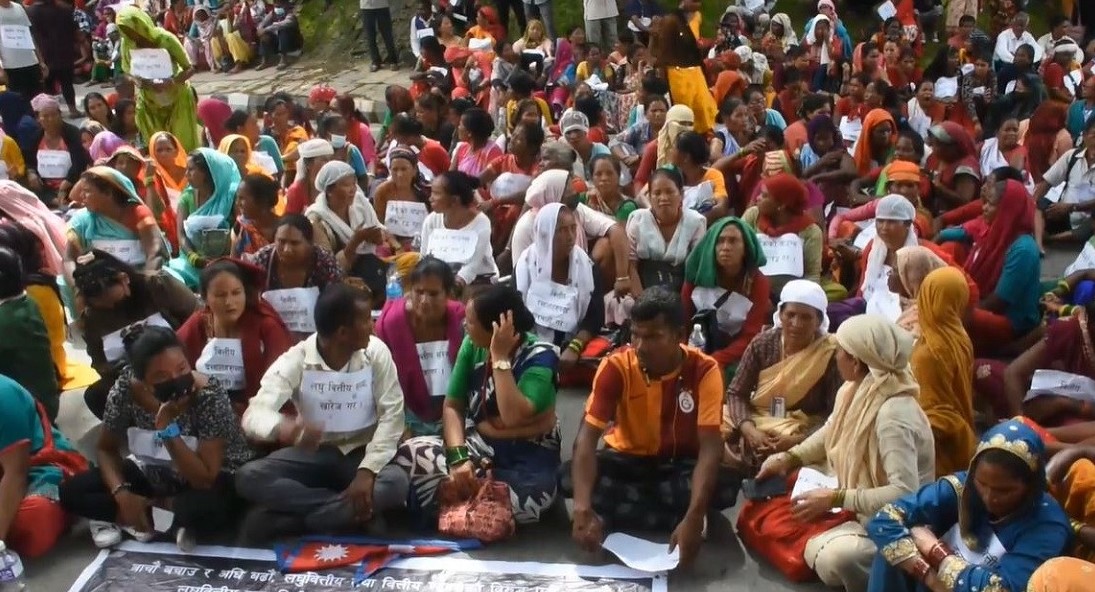विभिन्न माग राख्दै सडकमा लघुवित्त पीडित