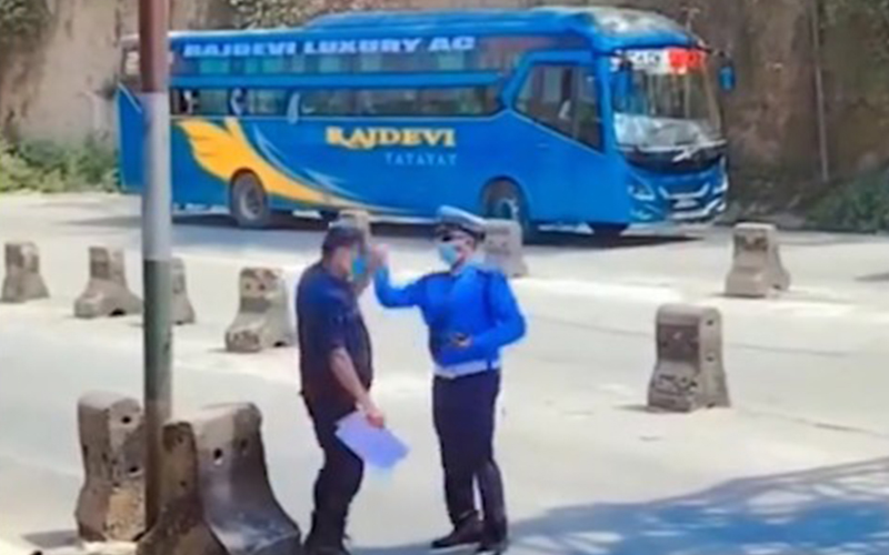 नागढुंगामा प्रहरी जवानलाई थप्पड हान्ने ट्राफिक इन्स्पेक्टरमाथि अनुसन्धान सुरु