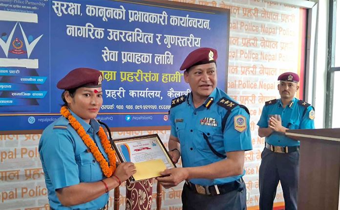 सडकमै महिलालाई प्रसूति हुन सघाएकी प्रहरी जवान देउवालाई सम्मान