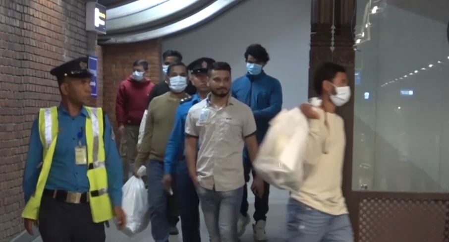 सुनौलो भविष्यको लागी अमेरिका छिरेकाहरु बोरा र प्लास्टिकका झोला सहित रित्तोहात फर्कीए