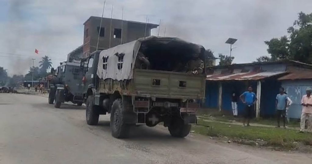 कर्फ्यु उल्लंघन भएपछि  कप्तानगञ्जका सडकमा सेना